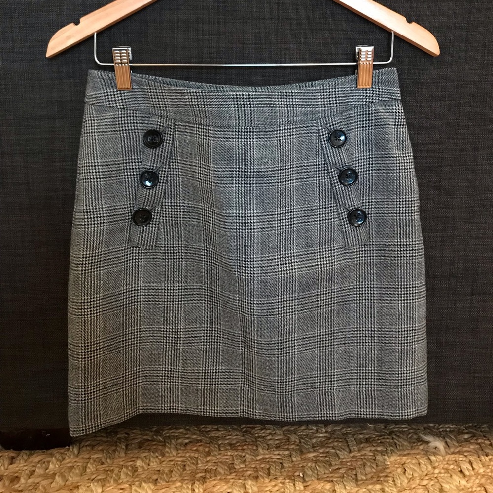 Grey plaid skirt with buttons. Banana Republic